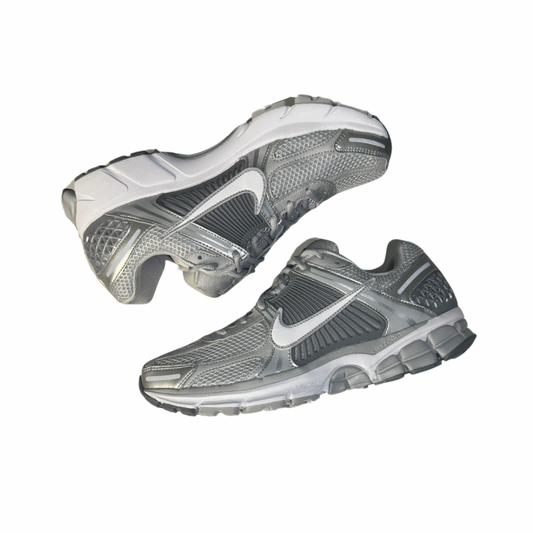 NIKE WOLF GREY VOMERO 5 TRAINER